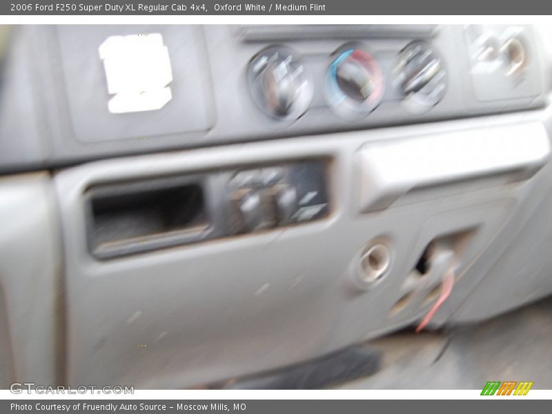 Oxford White / Medium Flint 2006 Ford F250 Super Duty XL Regular Cab 4x4