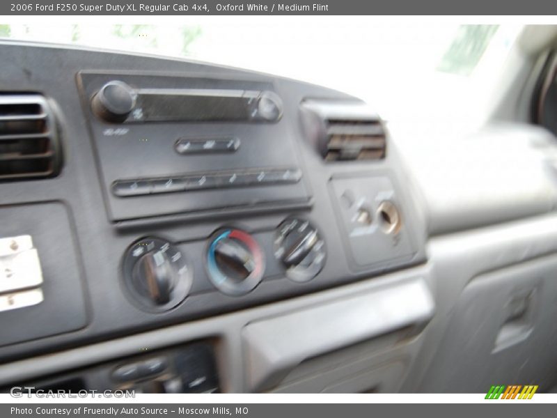 Oxford White / Medium Flint 2006 Ford F250 Super Duty XL Regular Cab 4x4