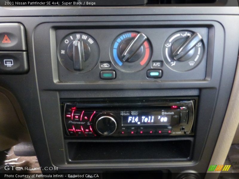 Super Black / Beige 2001 Nissan Pathfinder SE 4x4