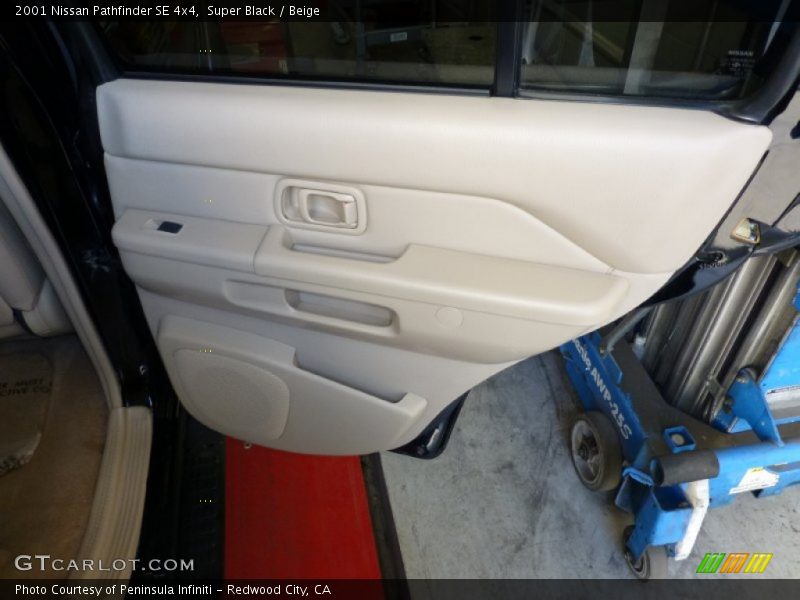 Super Black / Beige 2001 Nissan Pathfinder SE 4x4