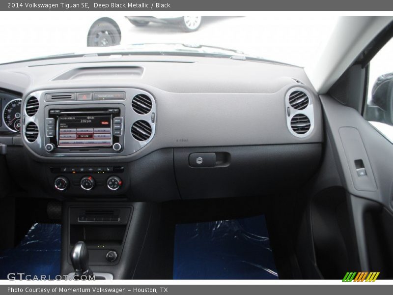 Deep Black Metallic / Black 2014 Volkswagen Tiguan SE
