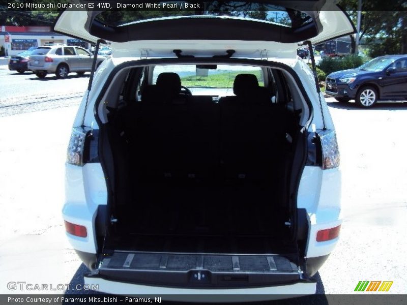 Diamond White Pearl / Black 2010 Mitsubishi Outlander ES 4WD