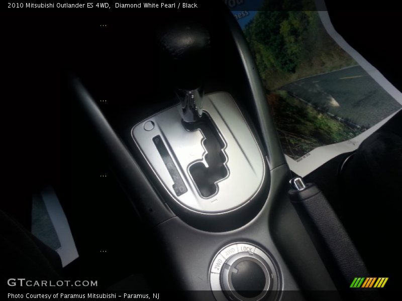 Diamond White Pearl / Black 2010 Mitsubishi Outlander ES 4WD