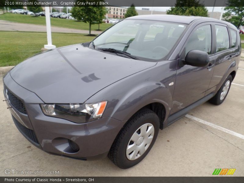 Front 3/4 View of 2010 Outlander ES