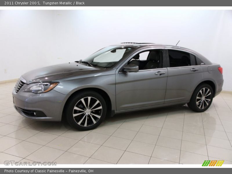 Front 3/4 View of 2011 200 S