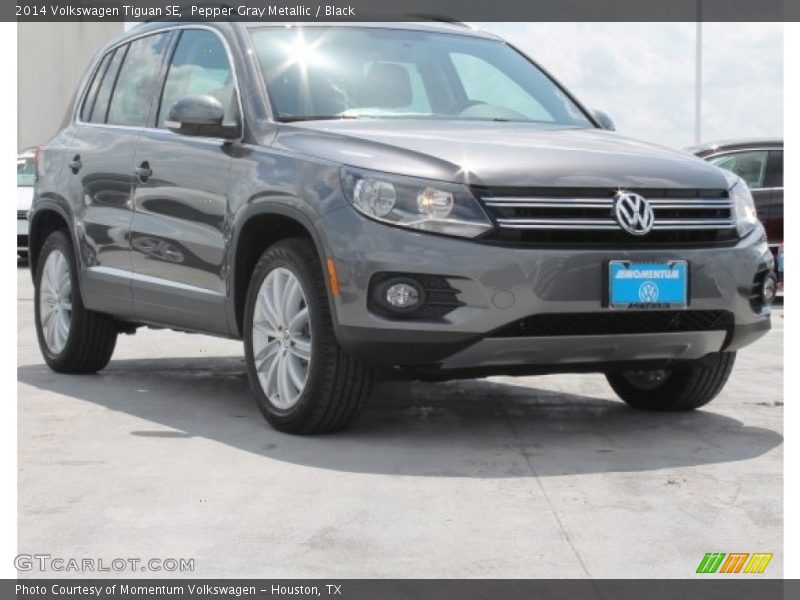 Pepper Gray Metallic / Black 2014 Volkswagen Tiguan SE
