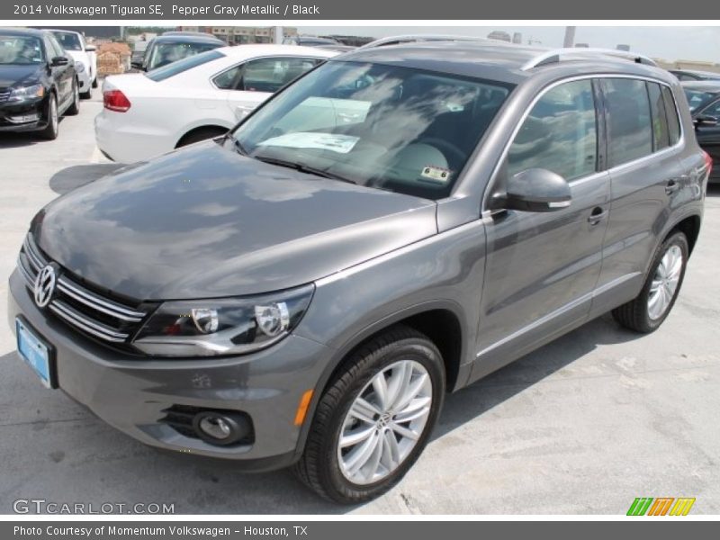 Pepper Gray Metallic / Black 2014 Volkswagen Tiguan SE