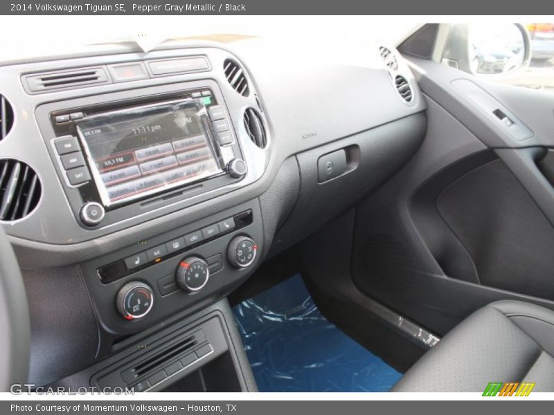 Pepper Gray Metallic / Black 2014 Volkswagen Tiguan SE