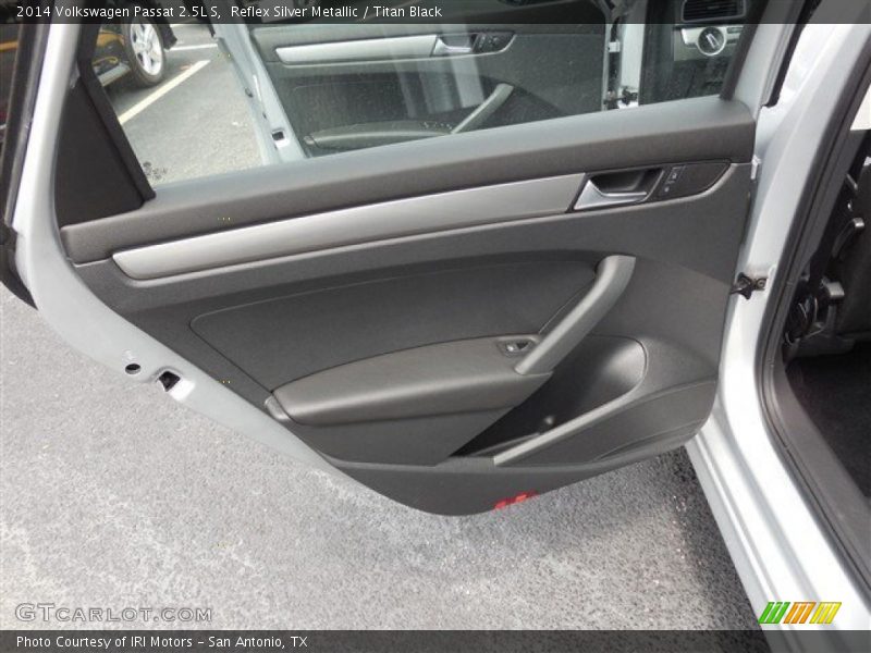 Reflex Silver Metallic / Titan Black 2014 Volkswagen Passat 2.5L S