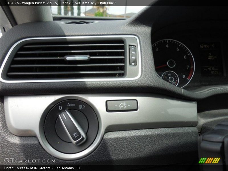 Reflex Silver Metallic / Titan Black 2014 Volkswagen Passat 2.5L S