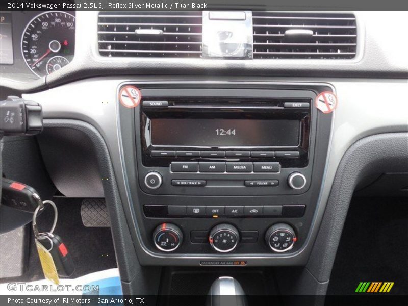 Reflex Silver Metallic / Titan Black 2014 Volkswagen Passat 2.5L S