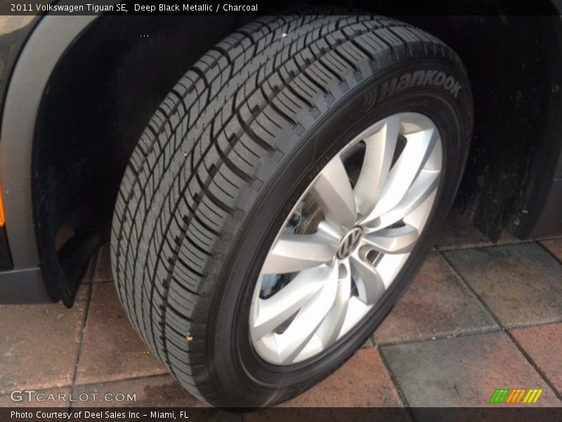 Deep Black Metallic / Charcoal 2011 Volkswagen Tiguan SE