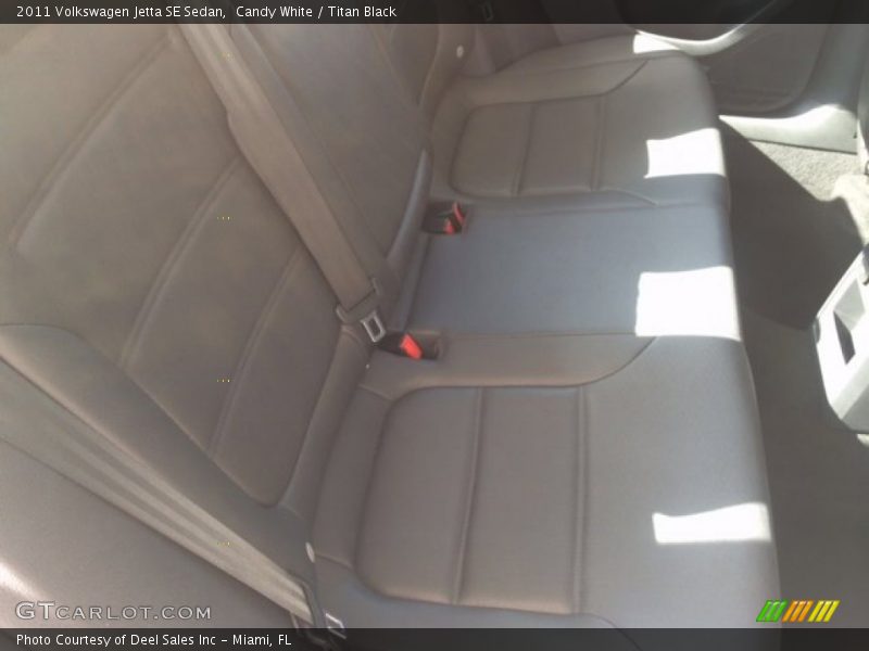 Candy White / Titan Black 2011 Volkswagen Jetta SE Sedan