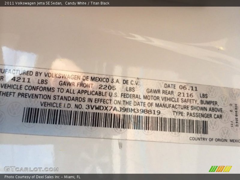 Candy White / Titan Black 2011 Volkswagen Jetta SE Sedan