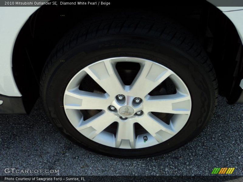 Diamond White Pearl / Beige 2010 Mitsubishi Outlander SE