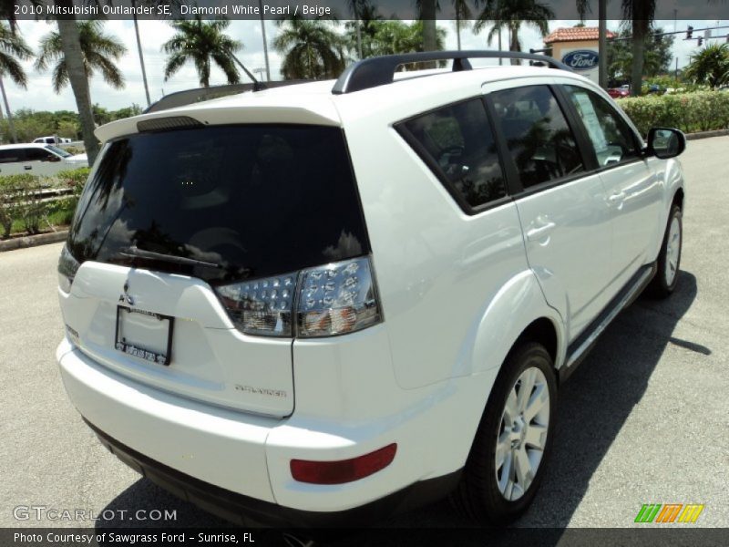 Diamond White Pearl / Beige 2010 Mitsubishi Outlander SE
