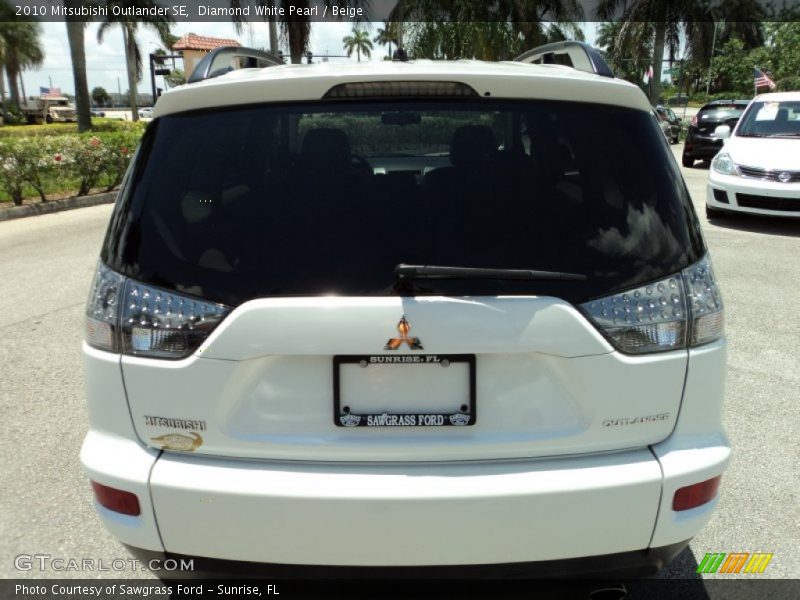 Diamond White Pearl / Beige 2010 Mitsubishi Outlander SE