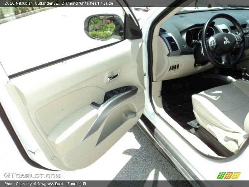 Diamond White Pearl / Beige 2010 Mitsubishi Outlander SE
