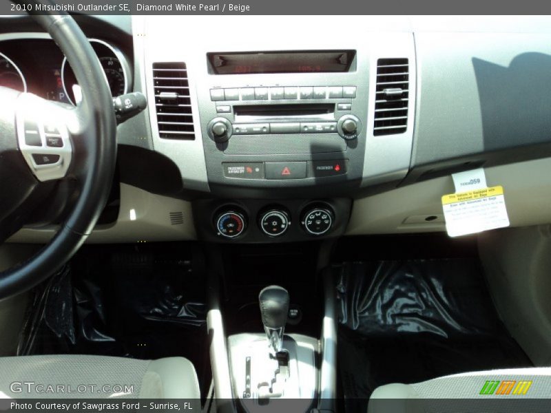 Diamond White Pearl / Beige 2010 Mitsubishi Outlander SE