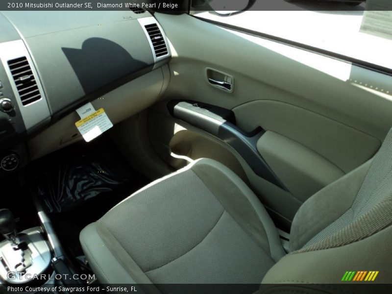 Diamond White Pearl / Beige 2010 Mitsubishi Outlander SE