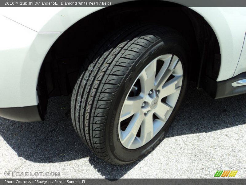 Diamond White Pearl / Beige 2010 Mitsubishi Outlander SE