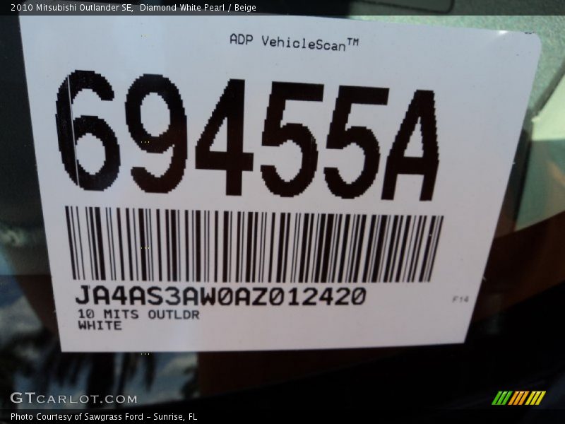 Diamond White Pearl / Beige 2010 Mitsubishi Outlander SE