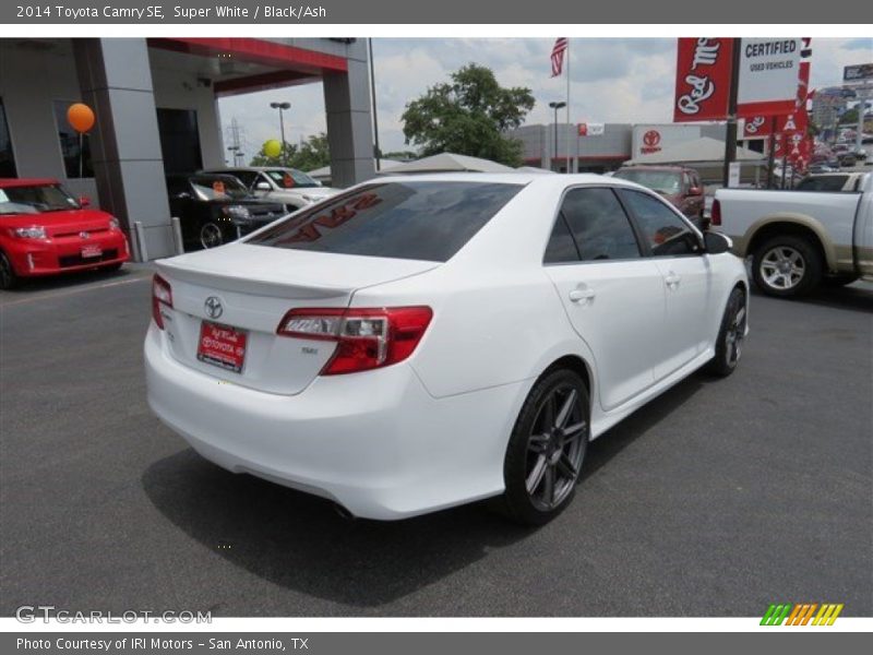 Super White / Black/Ash 2014 Toyota Camry SE
