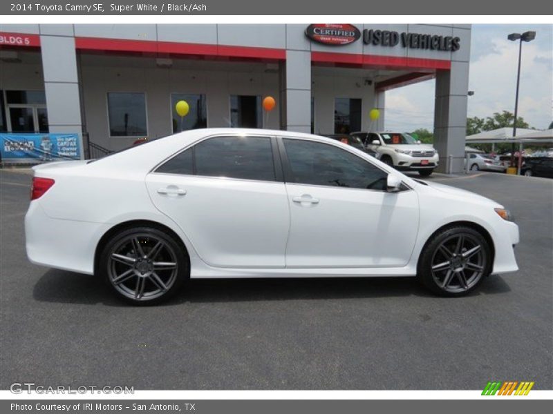 Super White / Black/Ash 2014 Toyota Camry SE