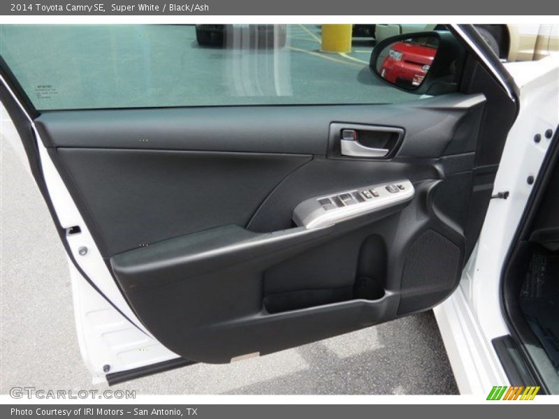 Super White / Black/Ash 2014 Toyota Camry SE