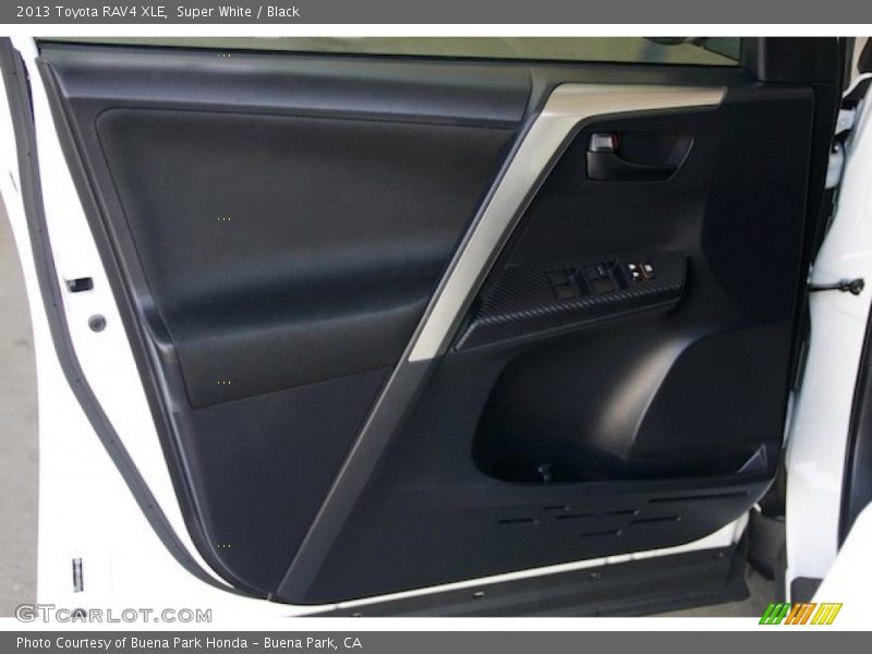 Super White / Black 2013 Toyota RAV4 XLE