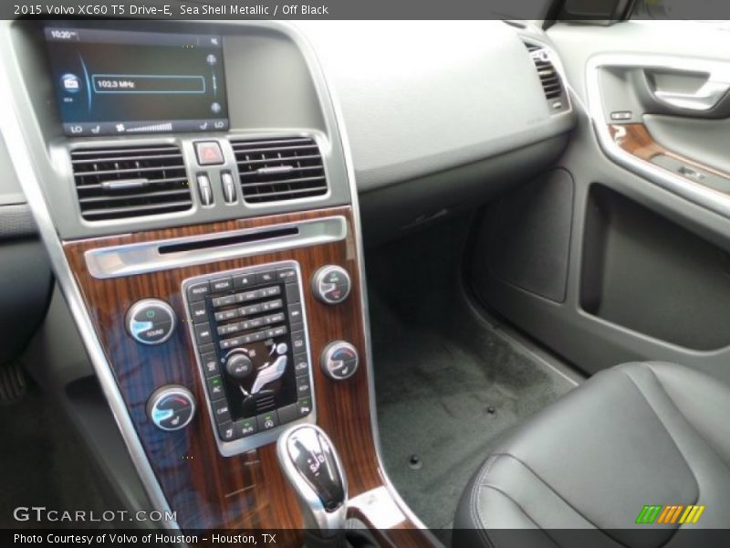 Sea Shell Metallic / Off Black 2015 Volvo XC60 T5 Drive-E