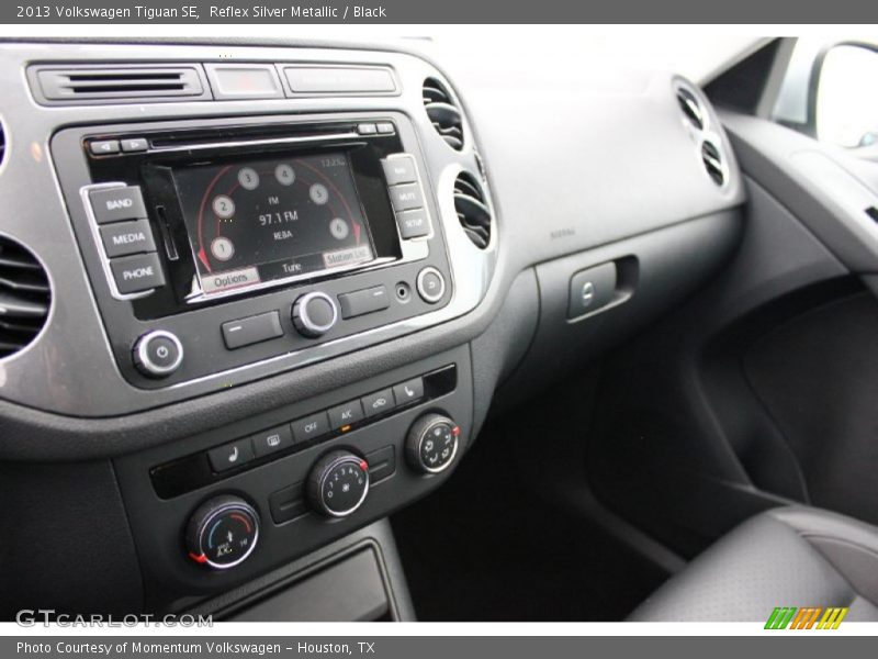 Reflex Silver Metallic / Black 2013 Volkswagen Tiguan SE