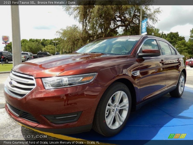 Front 3/4 View of 2015 Taurus SEL