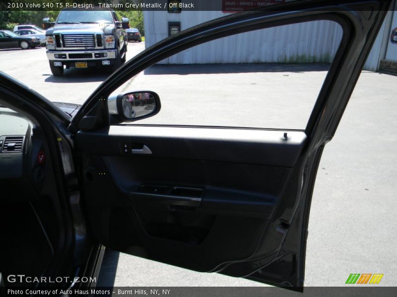 Titanium Grey Metallic / Off Black 2010 Volvo S40 T5 R-Design