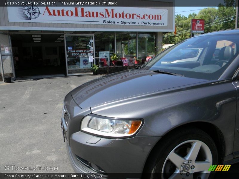 Titanium Grey Metallic / Off Black 2010 Volvo S40 T5 R-Design