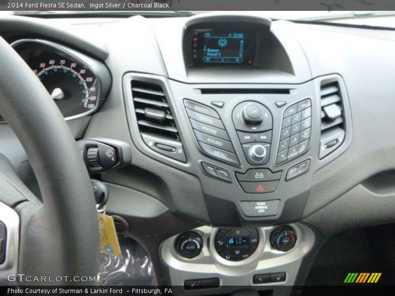 Ingot Silver / Charcoal Black 2014 Ford Fiesta SE Sedan