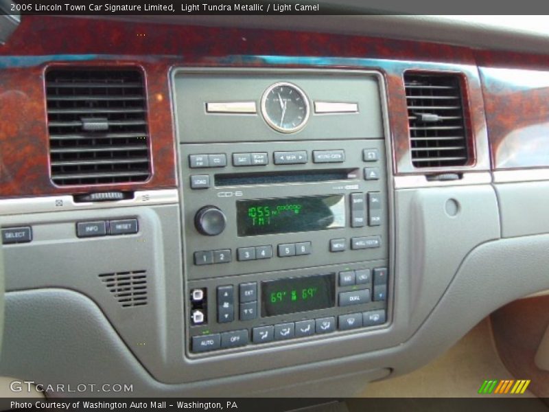 Controls of 2006 Town Car Signature Limited