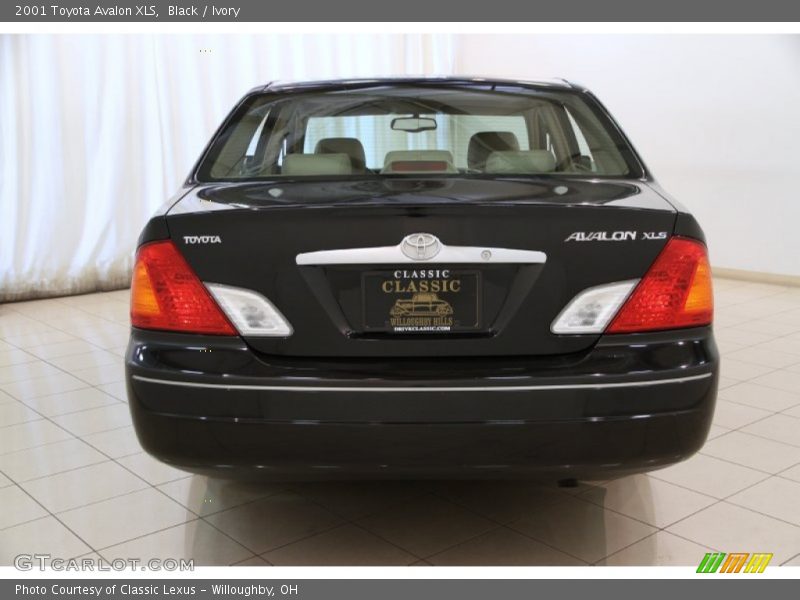 Black / Ivory 2001 Toyota Avalon XLS