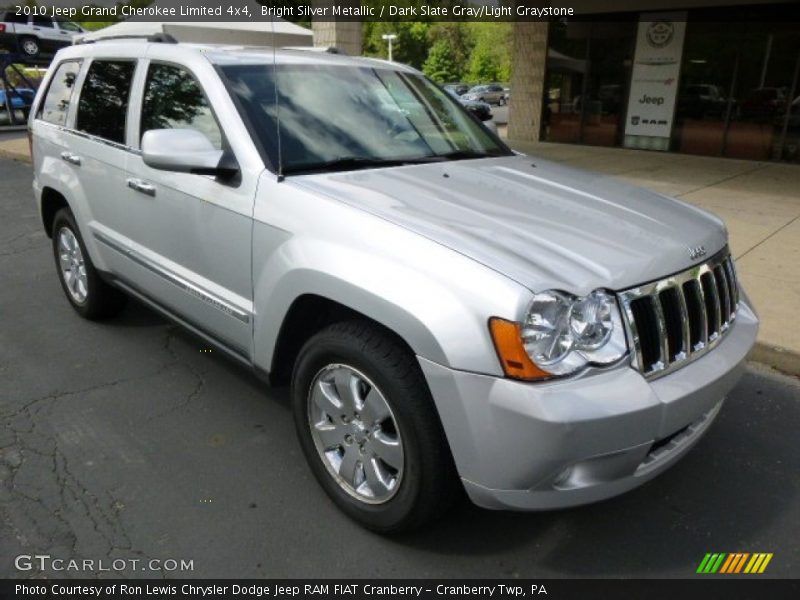 Front 3/4 View of 2010 Grand Cherokee Limited 4x4