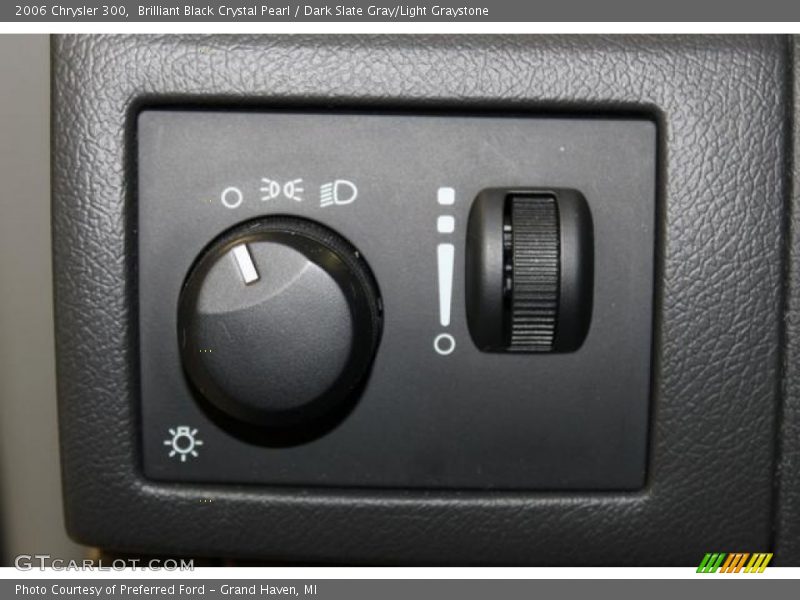 Brilliant Black Crystal Pearl / Dark Slate Gray/Light Graystone 2006 Chrysler 300