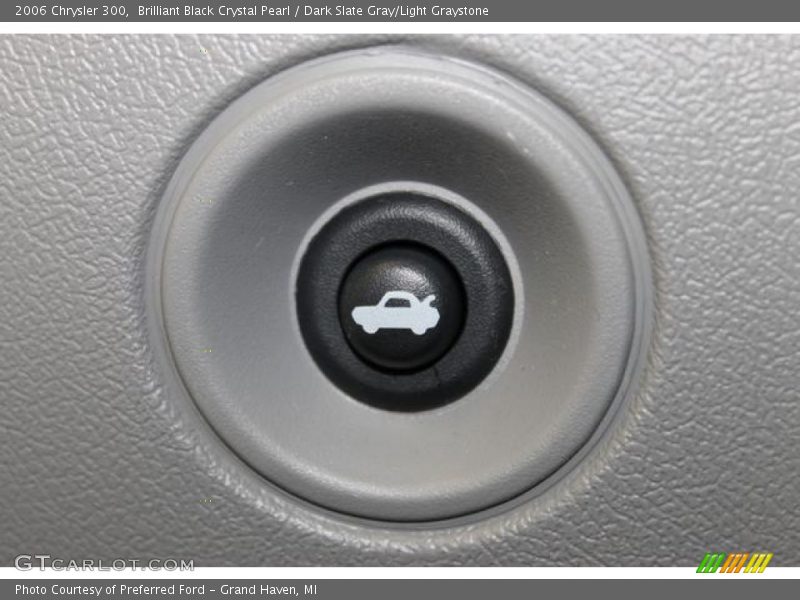 Brilliant Black Crystal Pearl / Dark Slate Gray/Light Graystone 2006 Chrysler 300