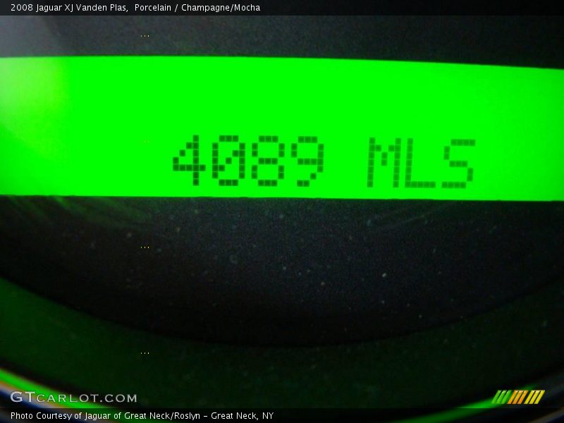 Porcelain / Champagne/Mocha 2008 Jaguar XJ Vanden Plas