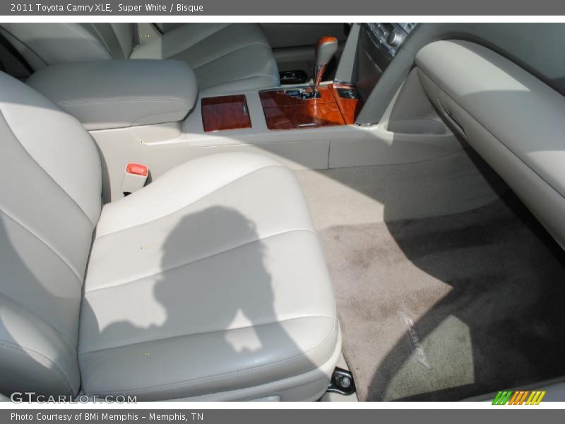 Super White / Bisque 2011 Toyota Camry XLE