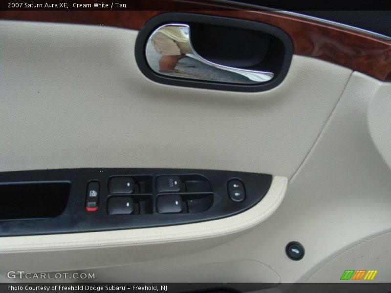 Cream White / Tan 2007 Saturn Aura XE