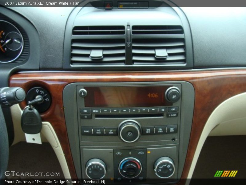 Cream White / Tan 2007 Saturn Aura XE