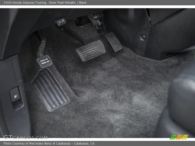 Silver Pearl Metallic / Black 2009 Honda Odyssey Touring