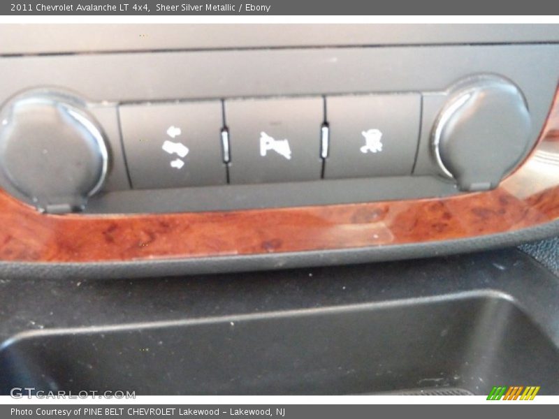 Sheer Silver Metallic / Ebony 2011 Chevrolet Avalanche LT 4x4