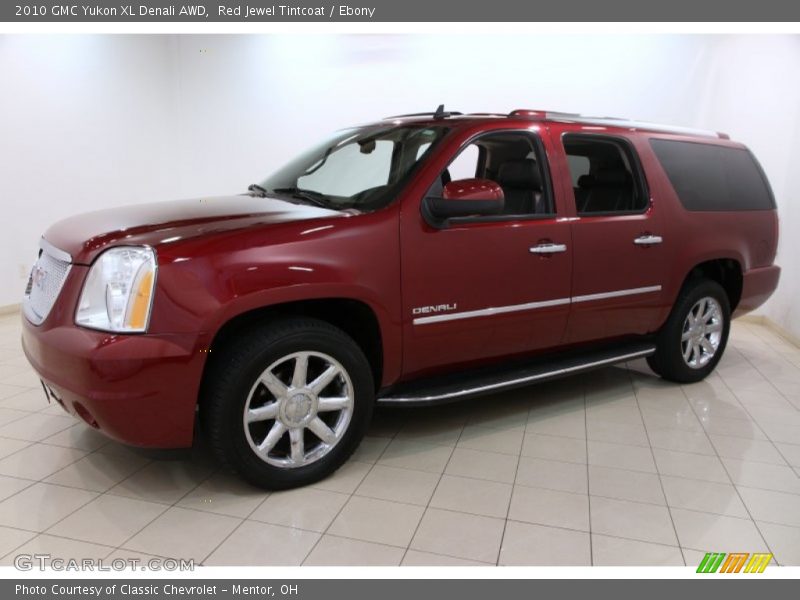 Front 3/4 View of 2010 Yukon XL Denali AWD