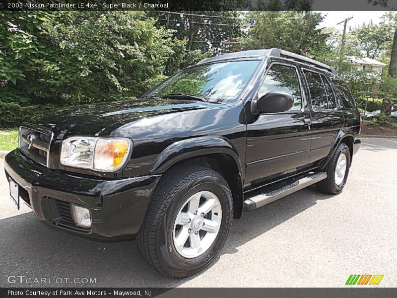 Front 3/4 View of 2003 Pathfinder LE 4x4