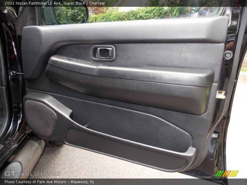 Super Black / Charcoal 2003 Nissan Pathfinder LE 4x4